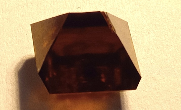 Физики получили новые данные об электрических свойствах желтого алмаза