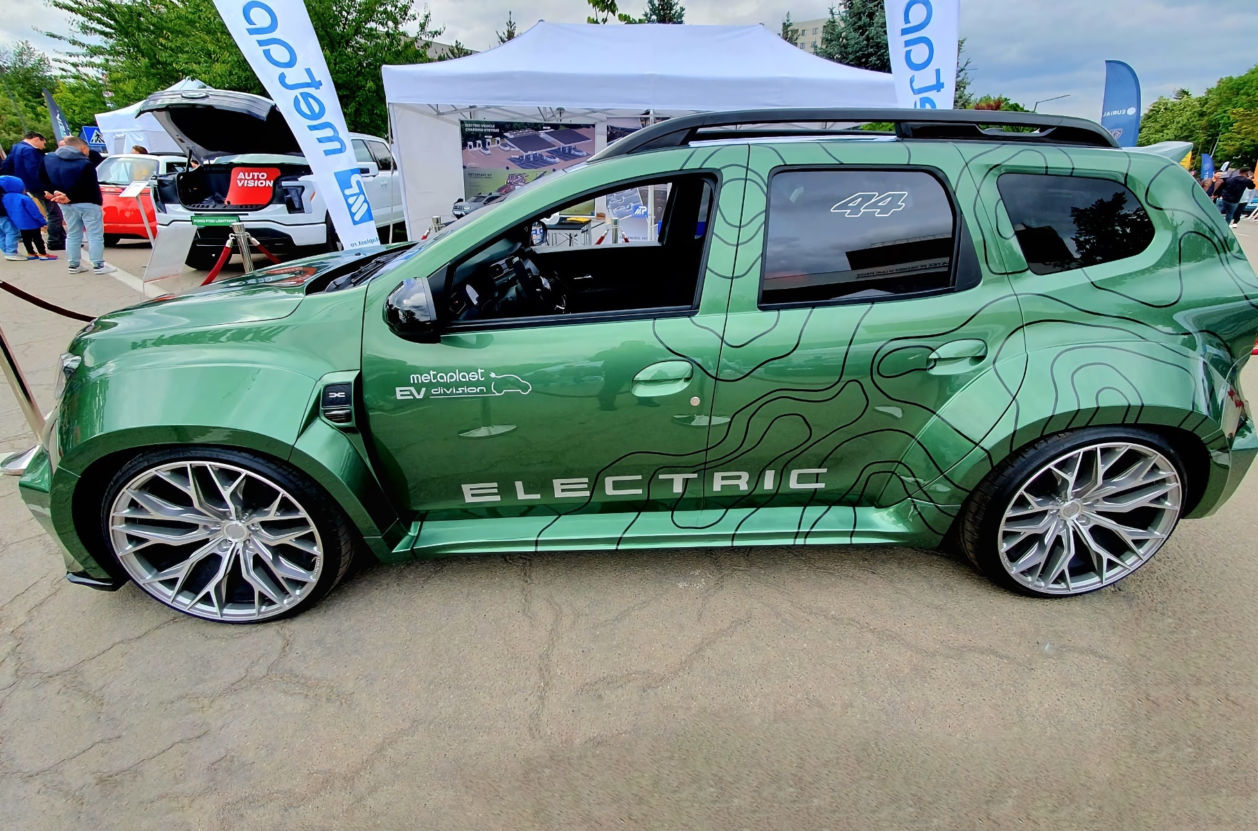 Из Dacia Duster сделали «злой» электрокар3