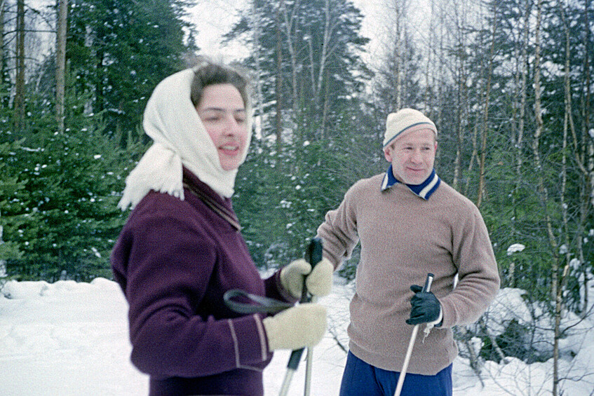 Алексей Леонов с женой Светланой на лыжной прогулке, 1965 год