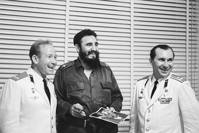 Алексей Леонов и Павел Беляев беседуют с Фиделем Кастро, 1965 год