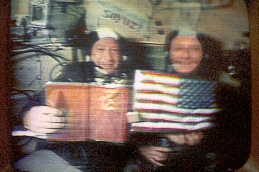 Советский космонавт Алексей Леонов (слева) и американский астронавт Томас Стаффорд отвечают на вопросы журналистов на первой космической пресс-конференции во время экспериментального полета космических кораблей «Аполлон» — «Союз» в июле 1975 года, 18 июля 1975 года