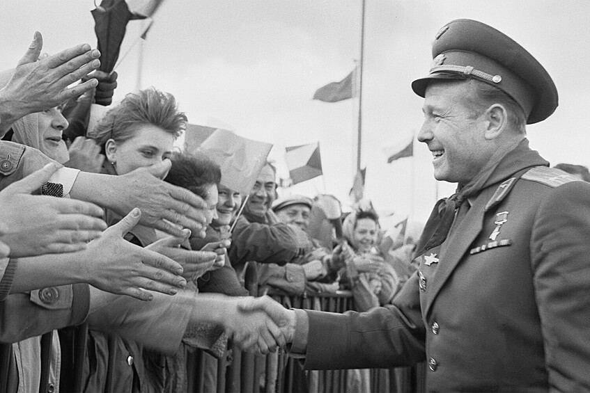 Алексей Леонов в Праге во время встречи с жителями города, 1965 год