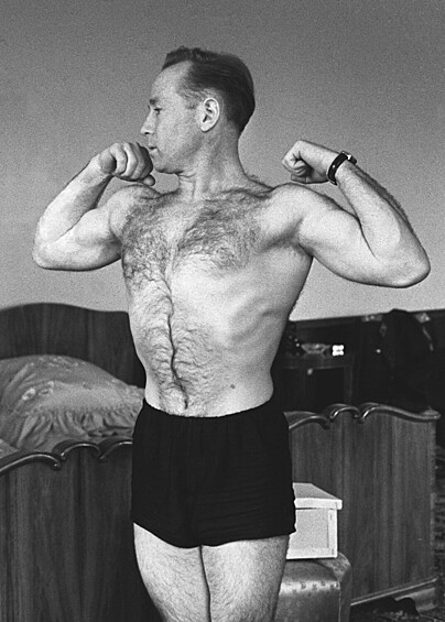 Алексей Леонов во время утренней зарядки, 1965 год