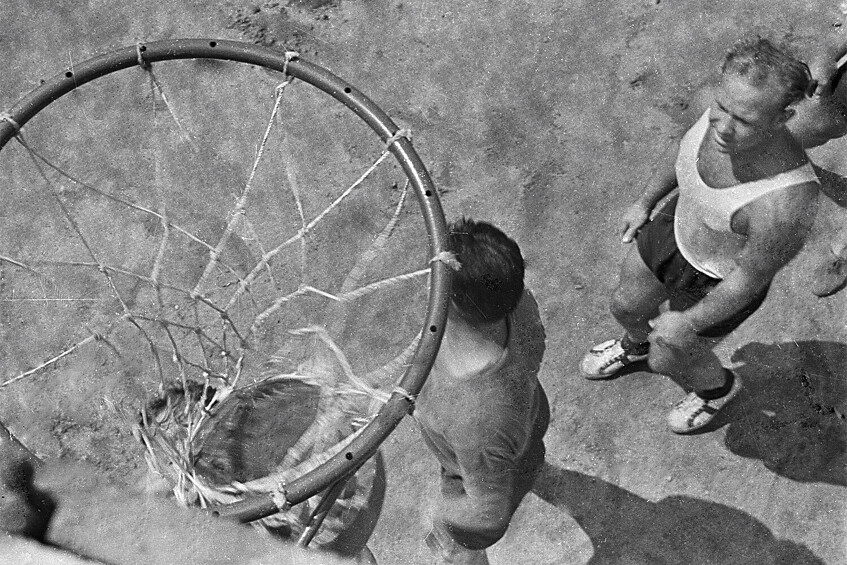 Алексей Леонов во время игры в баскетбол, 1963 год