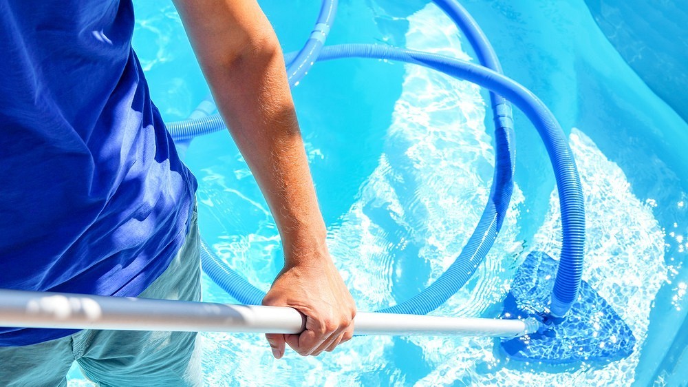 Как убрать осадок со дна бассейна: подручные средства и специальный инструмент10