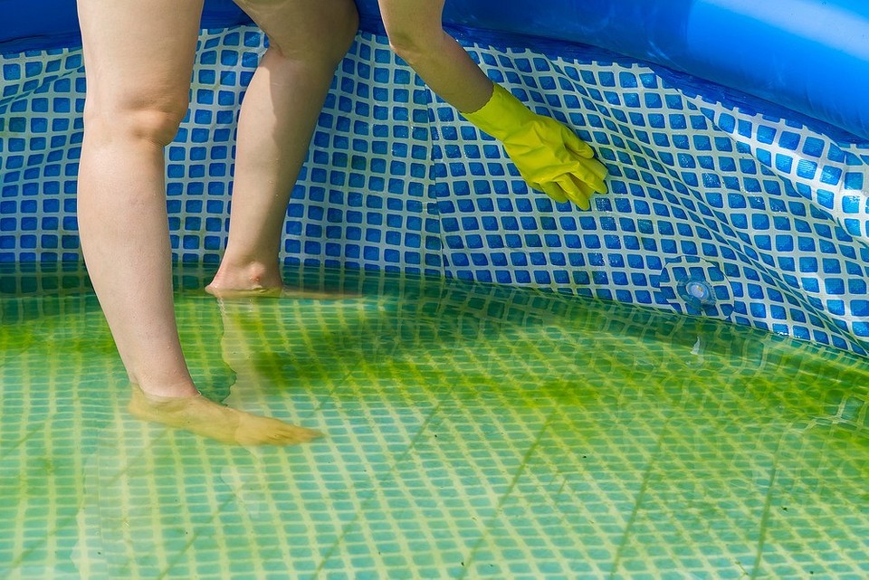 Как убрать осадок со дна бассейна: подручные средства и специальный инструмент15