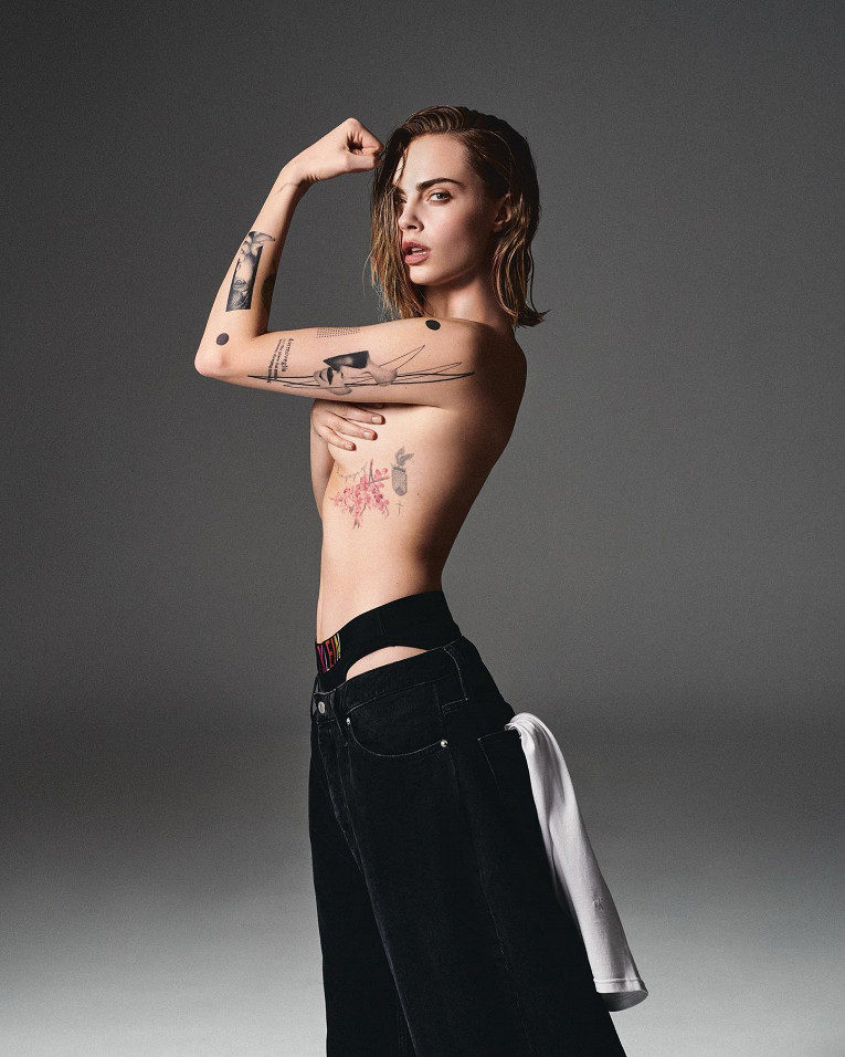 Кара Делевинь показала обнаженную грудь в рекламе модного бренда1