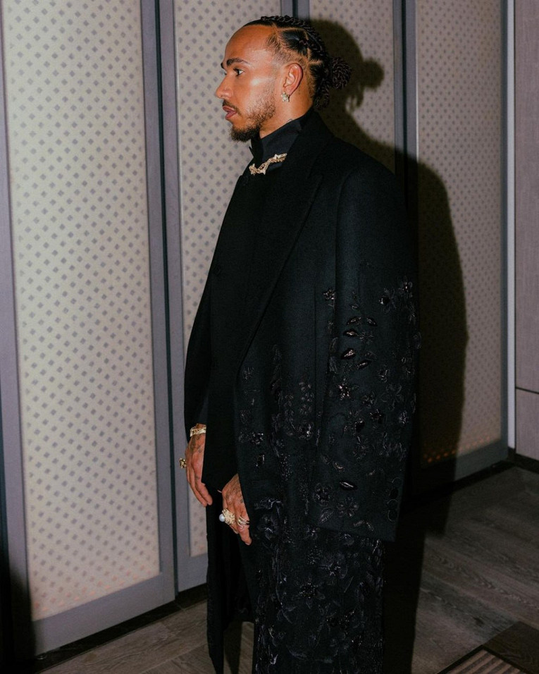 Льюис Хэмилтон посетил модное мероприятие Met Gala — 2024, одетый во всё чёрное2