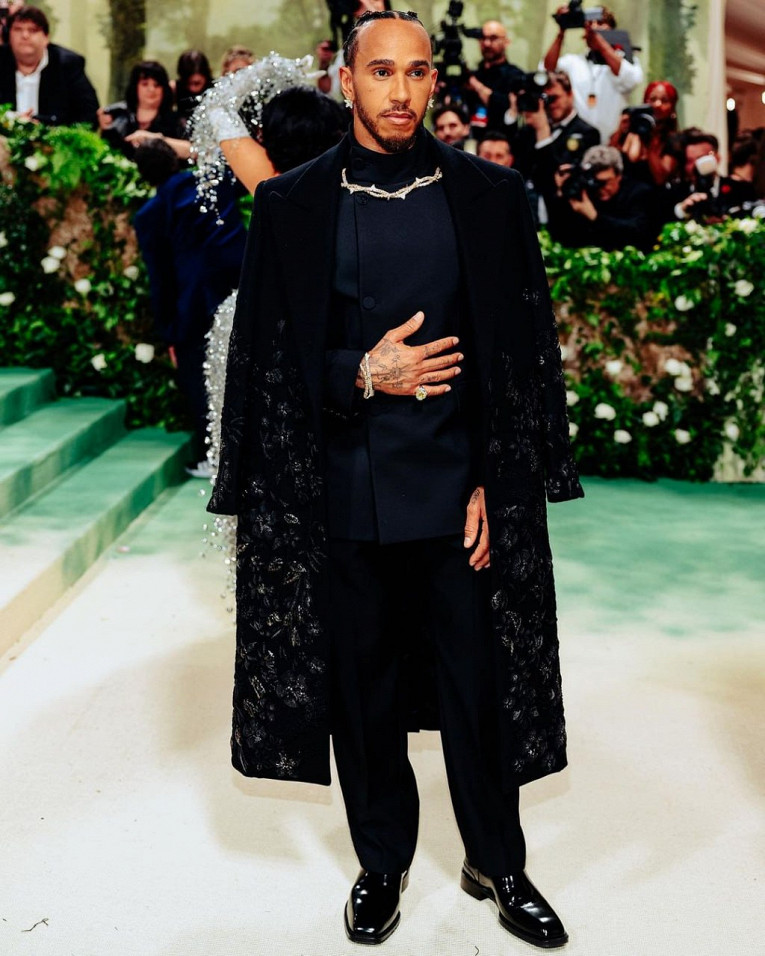 Льюис Хэмилтон посетил модное мероприятие Met Gala — 2024, одетый во всё чёрное1