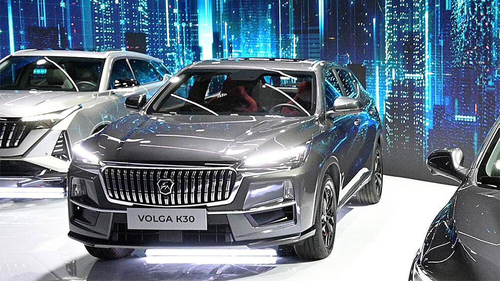 Новые автомобили Volga C40 и К30 в павильоне марки на выставке IX конференции «Цифровая индустрия промышленной России» в Нижнем Новгороде