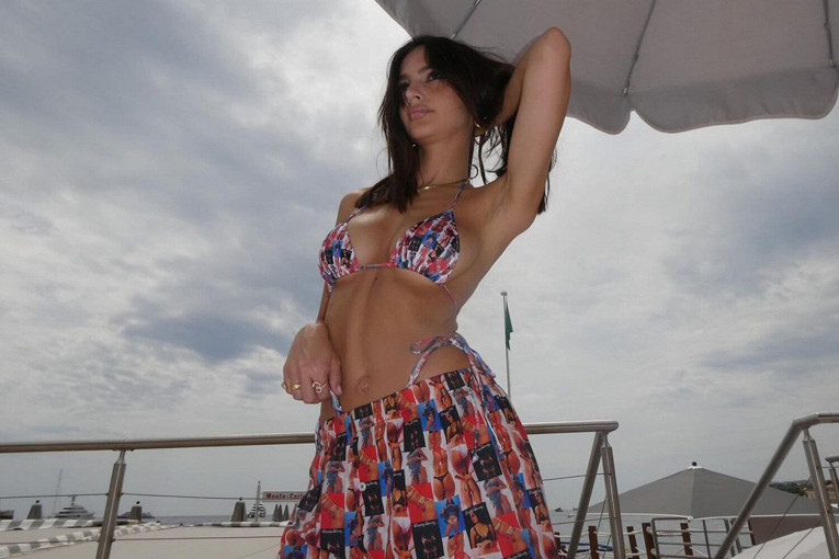 Модель Эмили Ратаковски снялась в бикини на пляже1