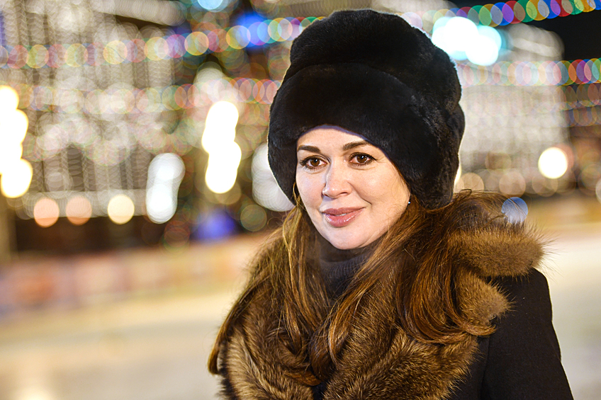Актриса Анастасия Заворотнюк на открытии ГУМ-катка на Красной площади в Москве, 2018 год