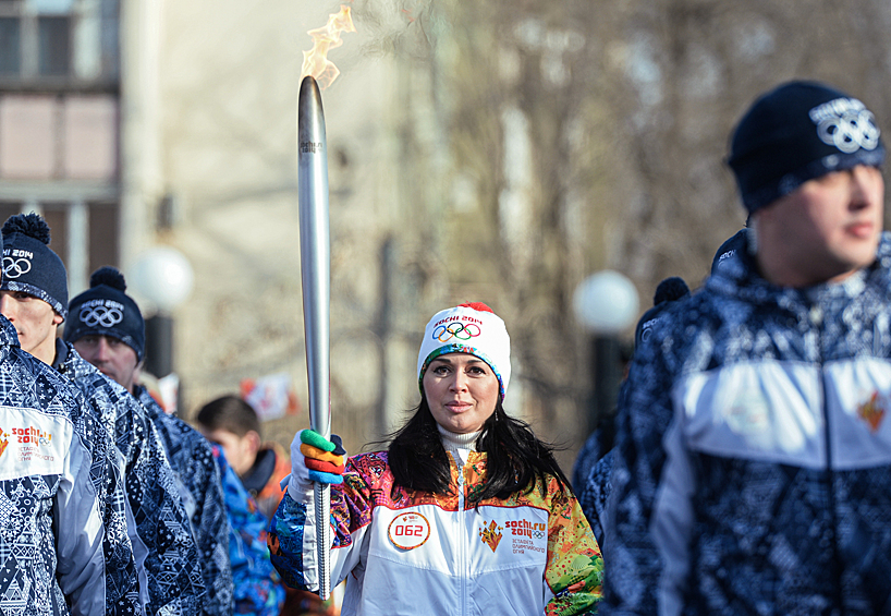Актриса Анастасия Заворотнюк во время эстафеты Олимпийского огня в Астрахани, 2014 год