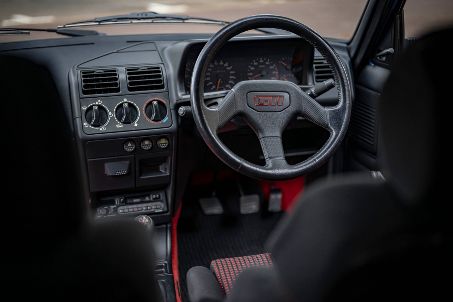 На аукционе продают Peugeot 205 GTI в идеальном состоянии с небольшим пробегом2