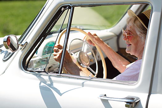 Названы предпосылки отказа от вождения автомобиля у пожилых людей