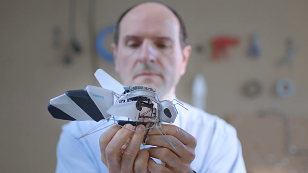 Немецкая компания создала робопчелу, способную летать роем