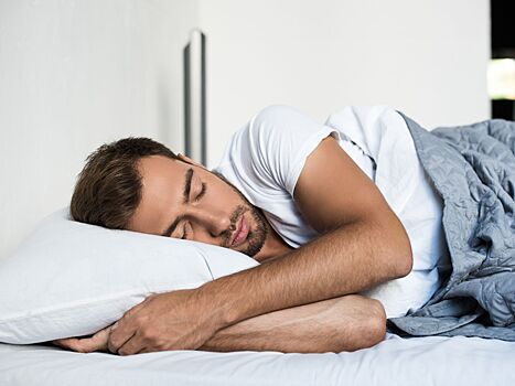 Невролог предупредила об опасности сна в жару