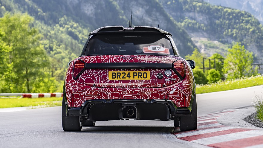 Новый хот-хэтч Mini John Cooper Works с бензиновым мотором готовится к дебюту4