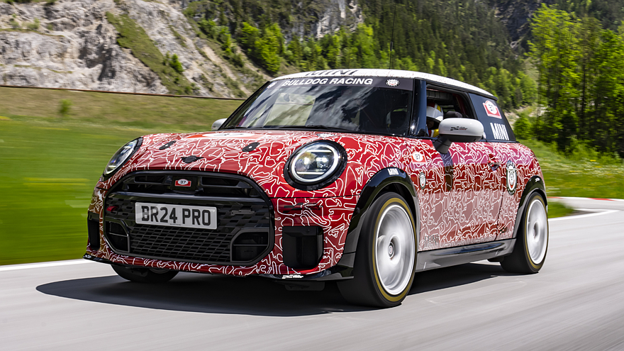 Новый хот-хэтч Mini John Cooper Works с бензиновым мотором готовится к дебюту1