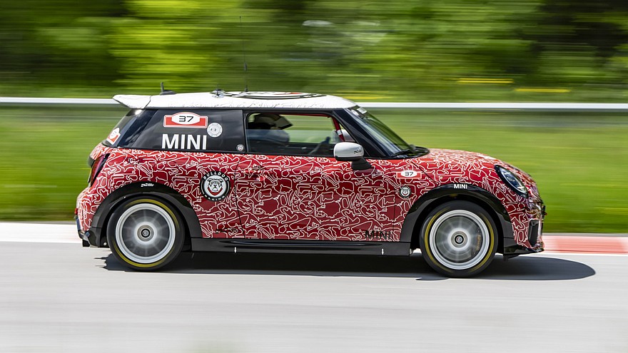 Новый хот-хэтч Mini John Cooper Works с бензиновым мотором готовится к дебюту3