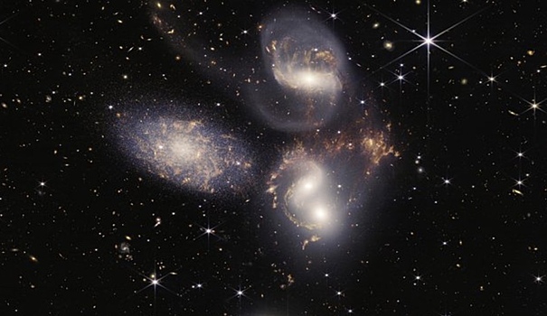 Обнаружен холодный фронт в массивном скоплении галактик