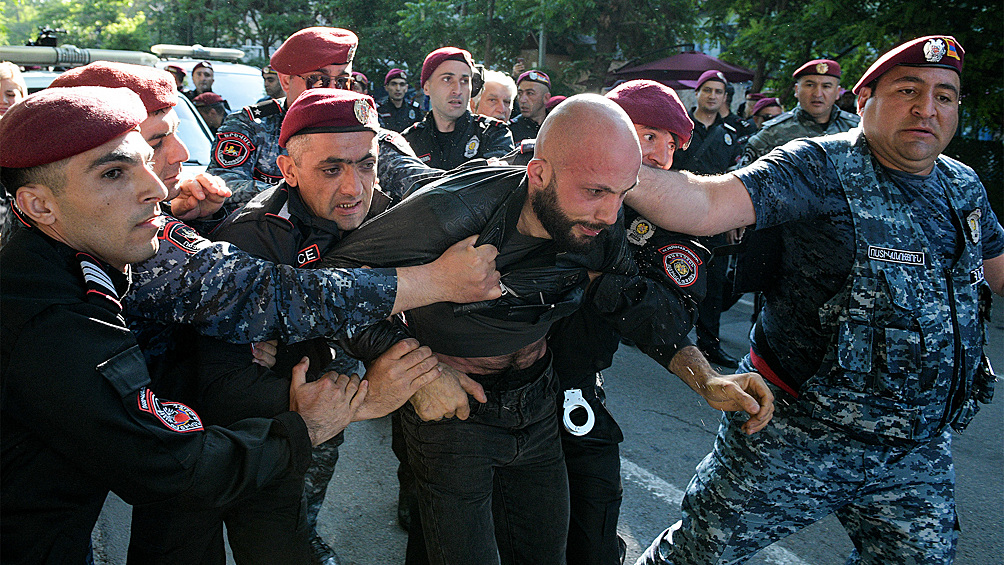 Полиция во время задержания участников протеста, 27 мая 2024 года