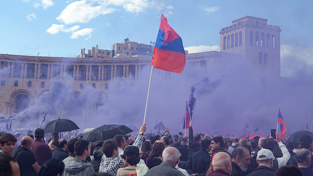 Участники митинга оппозиционного движения "Тавуш во имя родины" выдвинулись в сторону правительственных дач. Протестующие требуют отставки премьер-министра Армении Никола Пашиняна и прекращения процесса делимитации границы с Азербайджаном, 26 мая 2024 года
