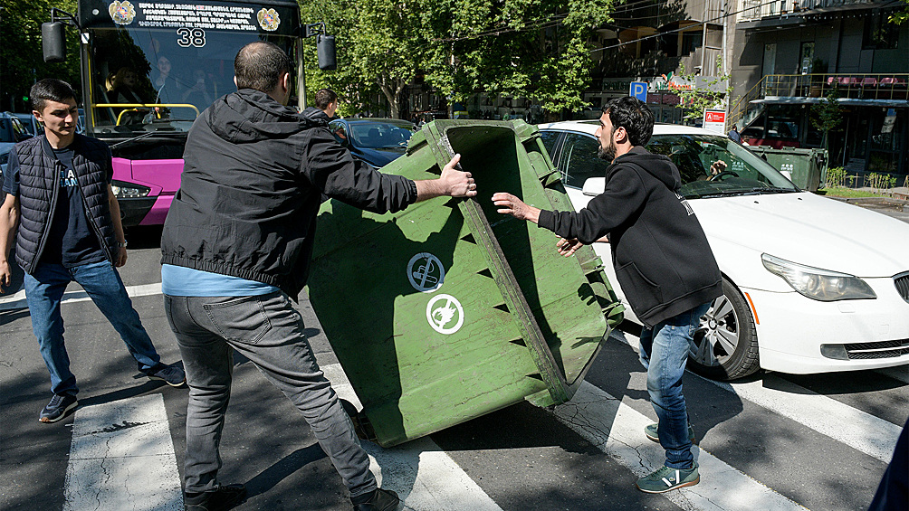 Участники протеста с мусорными контейнерами на проезжей части, 27 мая 2024 года