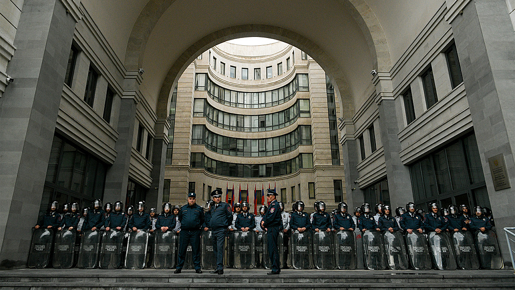 Сотрудники полиции во время акции протеста, 26 мая 2024 года