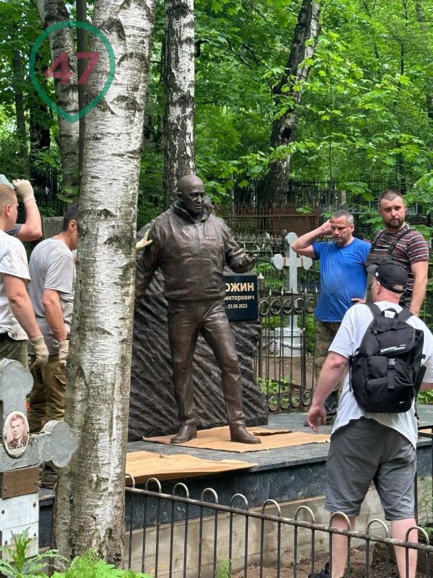 Памятник на могилу Пригожина в Петербурге готов: что изображено и сколько стоит мемориал1