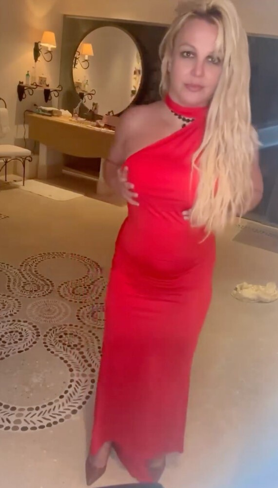 Певица Бритни Спирс напугала поклонников видео в красном платье1
