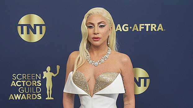 Певица Леди Гага пришла на премьеру в инопланетном наряде