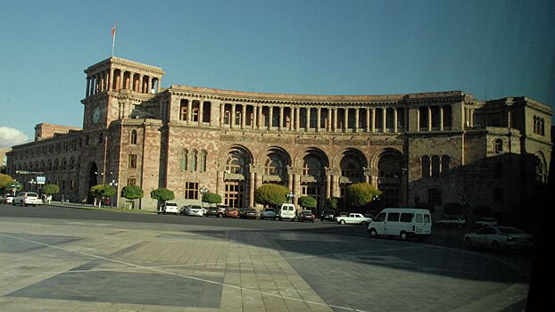 Полиция оцепила здание правительства Армении, где проходит акция оппозиции