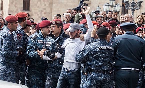 Полиция задержала десятки протестующих в центре Еревана