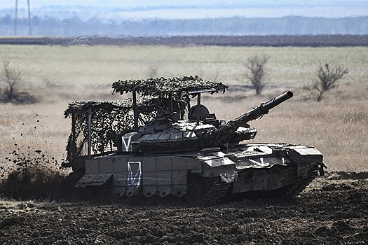 Получивший попадание из РПГ танк Т-80 смог разнести опорник ВСУ