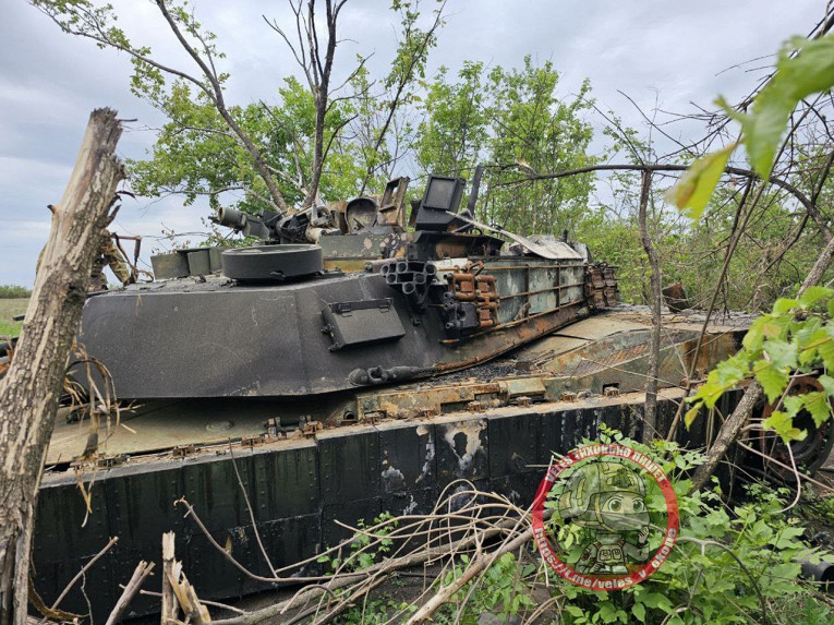 Повреждения пораженного 2-го мая M1A1SA Abrams показали крупным планом2