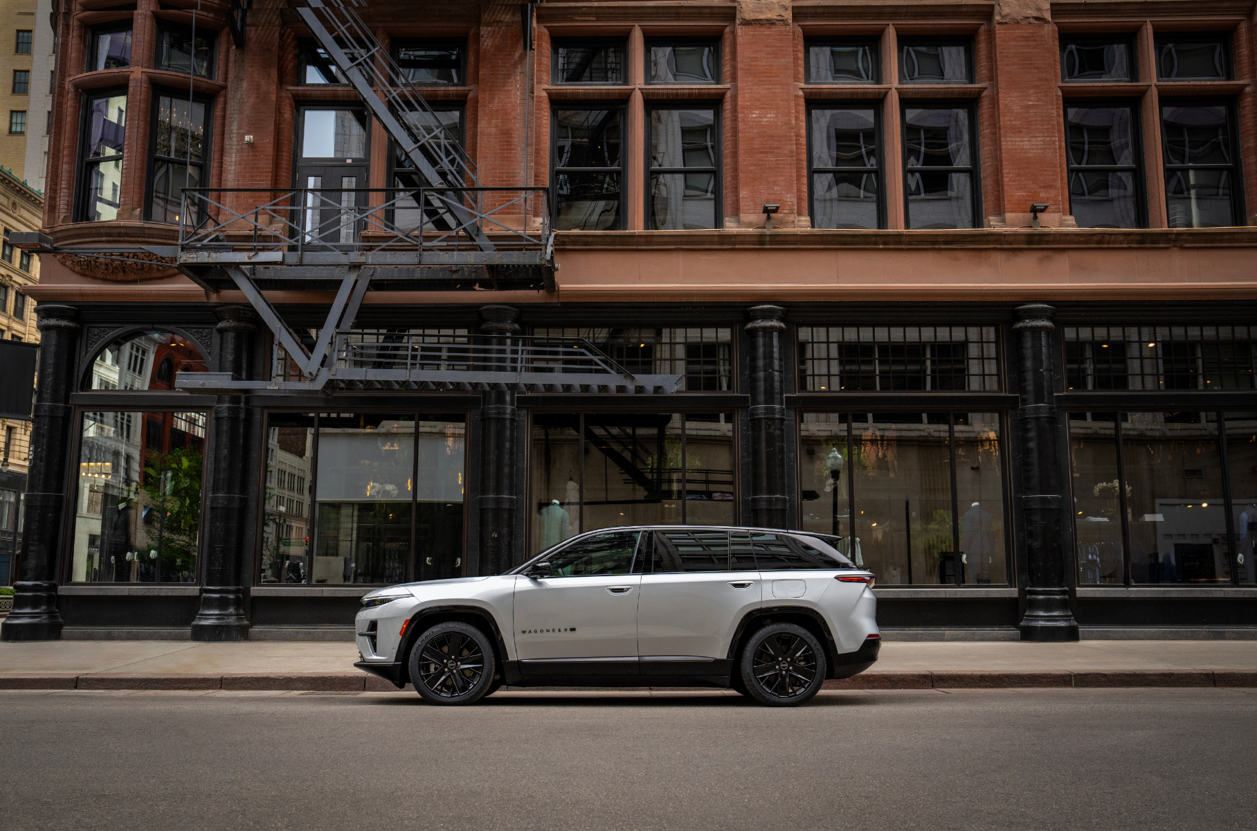 Представлен электрический Jeep Wagoneer S: он быстрее самой мощной Tesla Model Y2