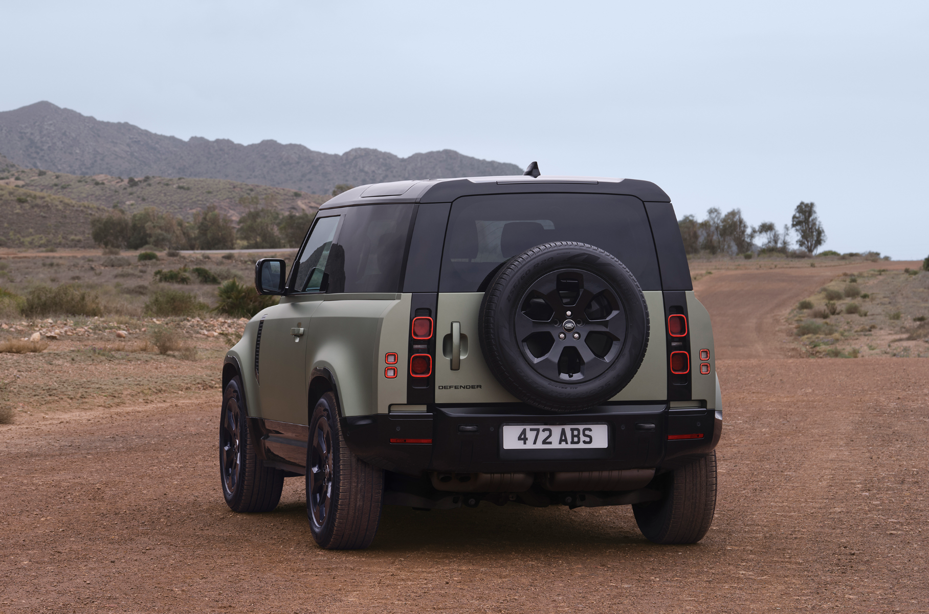 Представлен обновленный Land Rover Defender с самым мощным «дизелем»3
