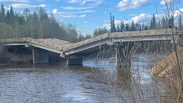 Мост обрушился в Якутии