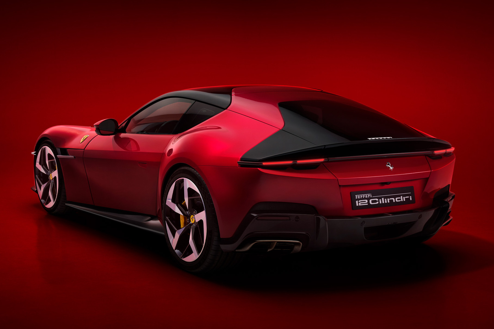 Просто фантастика: всё, что надо знать про новый Ferrari 12Cilindri7