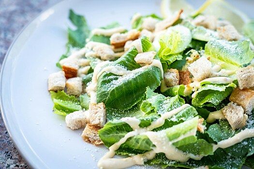 Простой рецепт салата «Цезарь» с курицей: быстро и очень легко