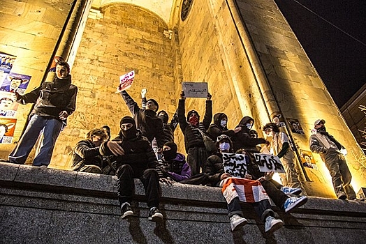 Протестующие в Тбилиси перекрыли площадь Героев