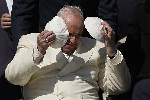 В Ватикане извинились за гомофобное оскорбление Папы Римского