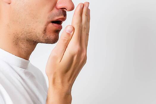 Стоматолог указал на распространенные причины неприятного запаха изо рта