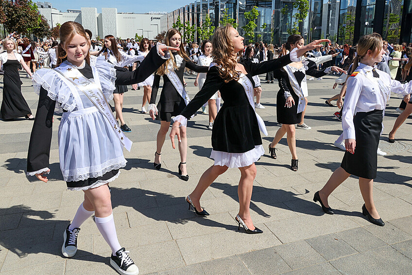 Выпускницы на территории школы № 1409 в Москве во время последнего звонка, 24 мая 2024 года