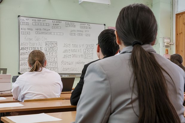 Российских школьниц заставили снять трусы перед ЕГЭ. Власти сочли ситуацию этичной1