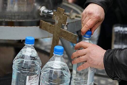 Российскую паломницу отказались пустить в самолет с бутылкой святой воды