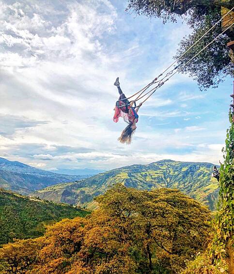 Дом на дереве с качелями, расположенный в городке Баньос в Эквадоре, подарит вам не только красивые фотографии, но и ответит на не самый важный вопрос в жизни: "Что чувствует человек зависнув на высоте 2,6 километров?".