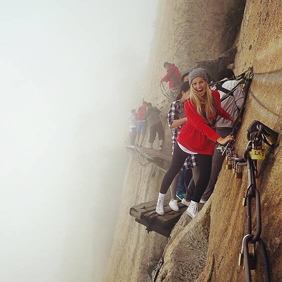 Сделать селфи над обрывом на высоте можно и в Китае. Несмотря на то, что дорога на горе Хуашань уже давно превратилась в развлечение для туристов, это место выглядит крайне опасным для позирования на камеру. 