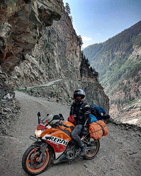 Дорога дорогу к базовому лагерю горы Киштвар-Кайлаш в Гималаях считается одной из самых опасных в мире. Обрывы и потенциальные оползни могут стоить жизни любителям сделать там эфектное селфи. 